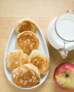 Оладьи на дрожжевом тесте с яблоками