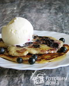 Оладьи на пахте со свежей черникой