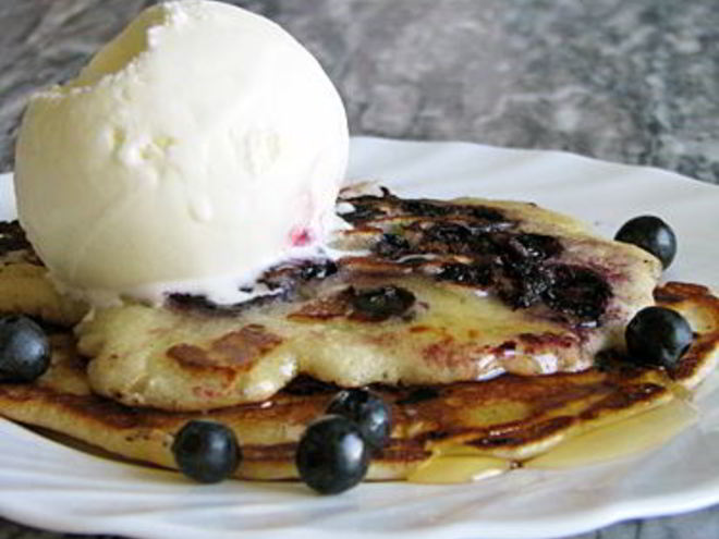 Рецепт оладий на пахте со свежей черникой
