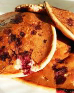 Овсяные оладьи с черной смородиной