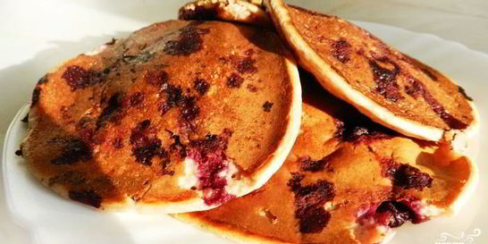 Овсяные оладьи с черной смородиной