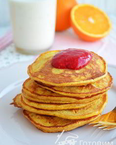 Тыквенные оладьи со свежим малиновым вареньем