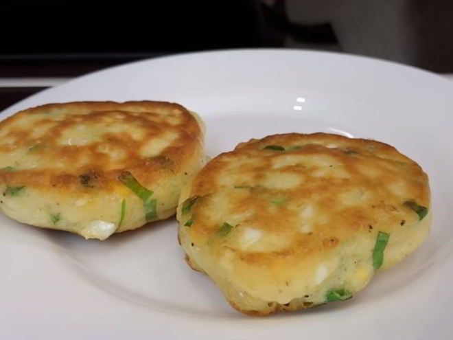 Рецепт закусочных оладушек с зеленым луком и яйцом