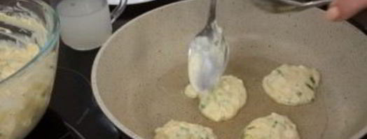 закусочные оладушки с зеленым луком и яйцом. Шаг 4