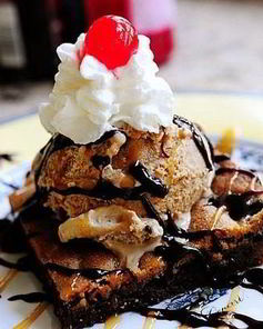 Мороженое с кофейным печеньем и шоколадом