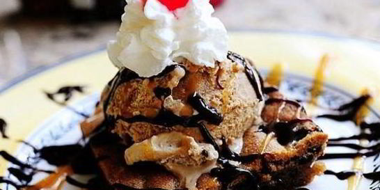 Мороженое с кофейным печеньем и шоколадом