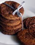 Шоколадное печенье с орехами