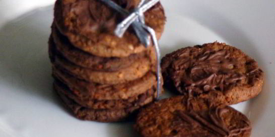 Шоколадное печенье с орехами