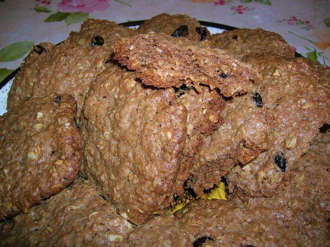 Рецепт шоколадного печенья с овсяными хлопьями и изюмом
