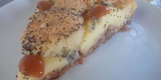 Маковый пирог с карамельными яблочками