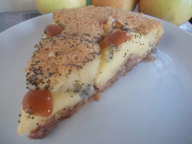 Рецепт макового пирога с карамельными яблочками