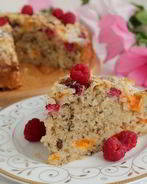 Пирог с малиной, абрикосами и орехами