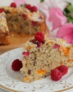 Пирог с малиной, абрикосами и орехами