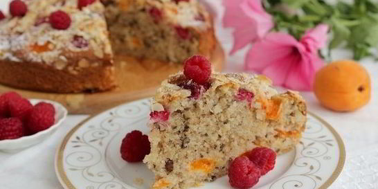 Пирог с малиной, абрикосами и орехами