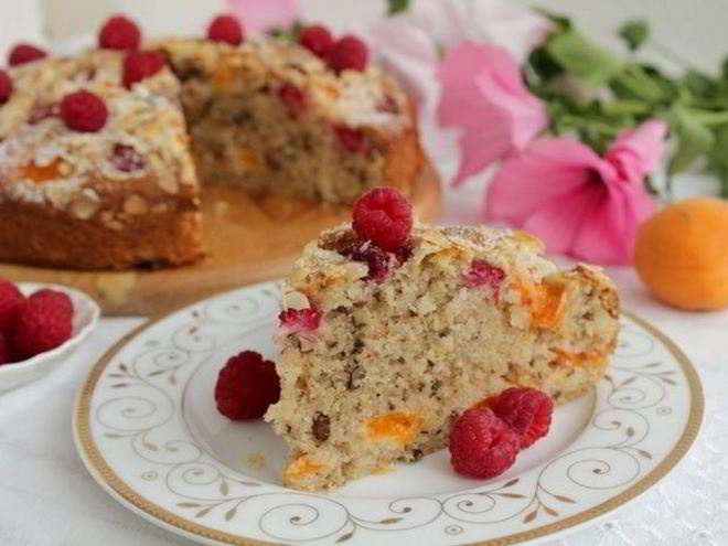 Рецепт пирога с малиной, абрикосами и орехами