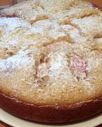 Пирог со сливами и яблоками в мультиварке