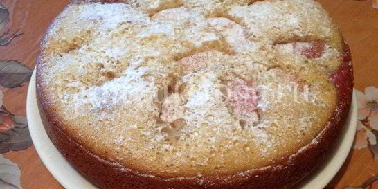 Пирог со сливами и яблоками в мультиварке