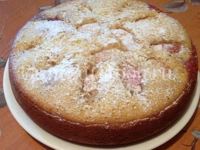 Рецепт пирога со сливами и яблоками в мультиварке