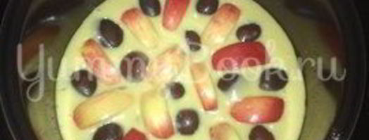 пирог со сливами и яблоками в мультиварке. Шаг 6