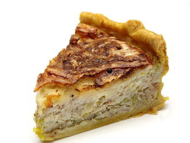 Рецепт слоеного пирога с рыбными консервами