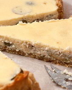 Творожный пирог с фейхоа и клубничным соусом