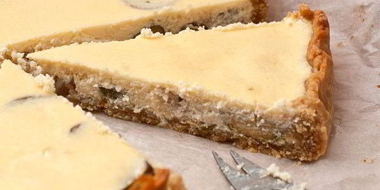 Творожный пирог с фейхоа и клубничным соусом