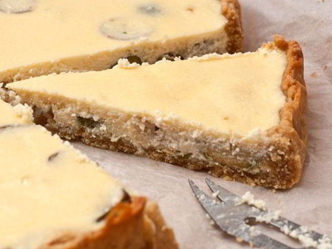 Рецепт творожного пирога с фейхоа и клубничным соусом