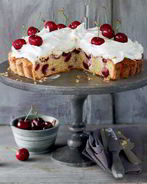 Вишневый пирог с сырным кремом