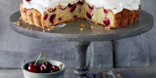 Вишневый пирог с сырным кремом