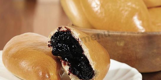 Дрожжевые пирожки с черникой