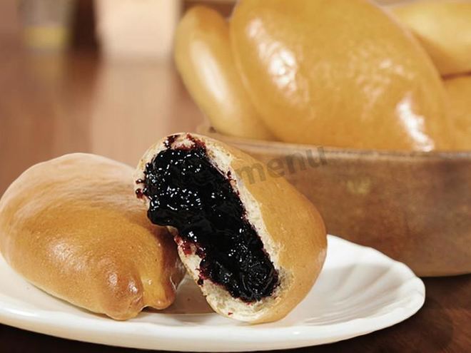 Рецепт дрожжевых пирожков с черникой