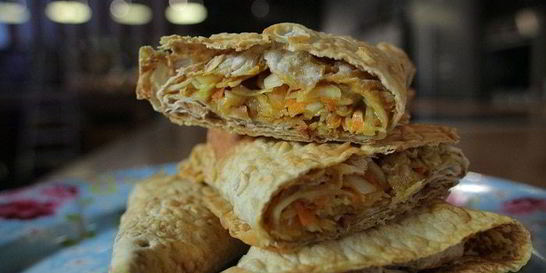 Пирожки из лаваша с курицей и капустой