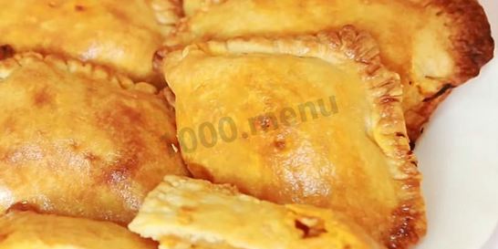 Пирожки из слоеного теста с капустой в духовке