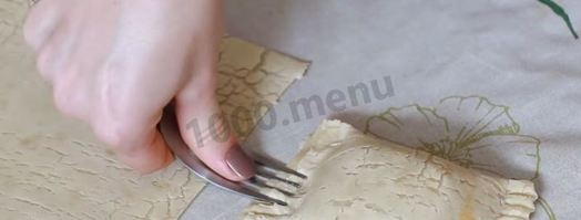 пирожки из слоеного теста с капустой в духовке. Шаг 11