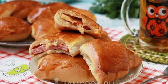 Пирожки с колбасой и сыром
