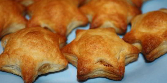 Пирожки с рыбой из слоеного теста