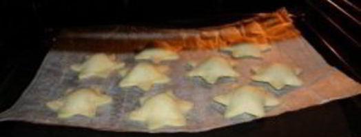 пирожки с рыбой из слоеного теста. Шаг 10