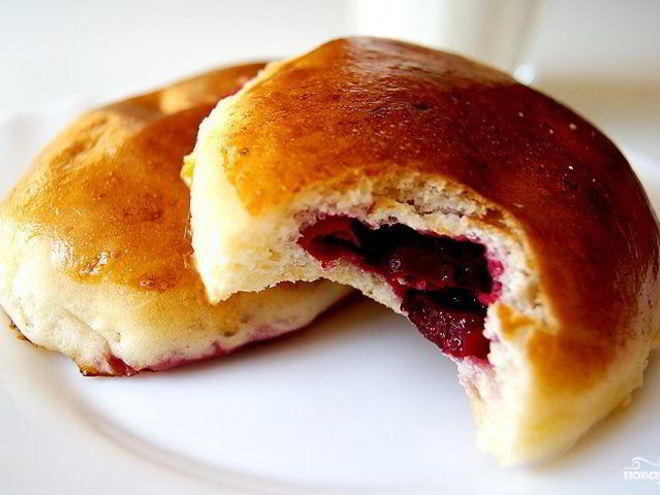 Рецепт сладких пирожков с вишней