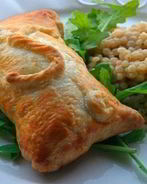 Слоеные пирожки с курицей и сливочным сыром