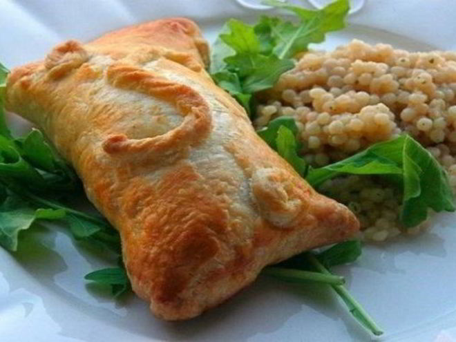 Рецепт слоеных пирожков с курицей и сливочным сыром