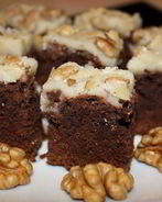 Брауни с глазурью и орехами