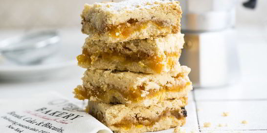 Домашнее нарезное пирожное с курагой