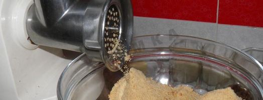 домашнее пирожное картошка из сухарей со сгущенкой. Шаг 3