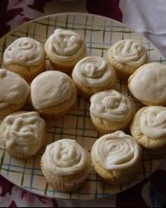 Лимонные пирожные капкейки с лимонной помадкой