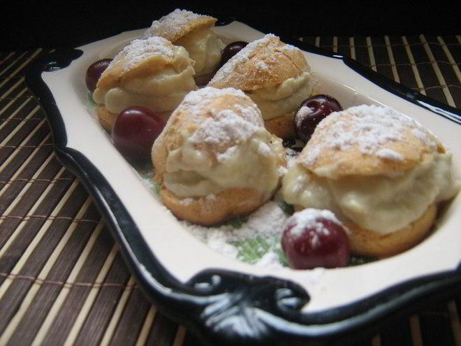 Рецепт маленьких заварных пирожных с оригинальным баклажанным кремом