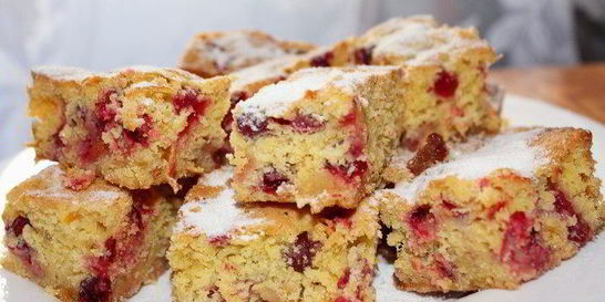 Пирожное с клюквой