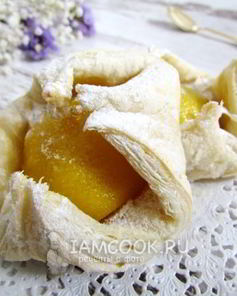 Пирожные из слоеного теста с персиками