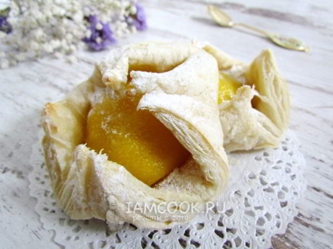 Рецепт пирожных из слоеного теста с персиками