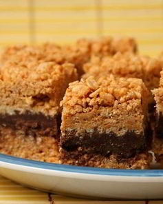 Пирожные с шоколадом, рисовыми хлопьями и арахисовым маслом