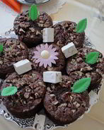 Шоколадные пирожные с орехами макадамия